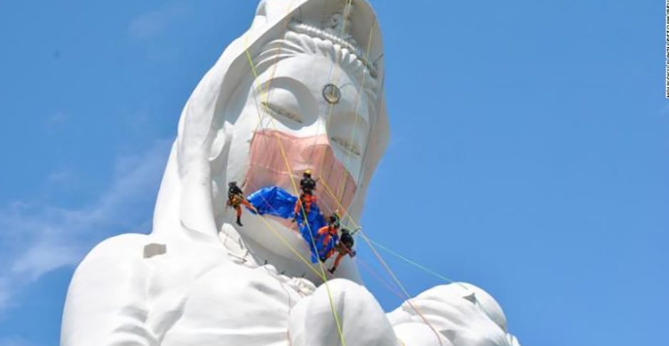 Kannon (Japão) - 57m - Fica no terreno do templo Houkokuji Aizu Betsuin, em Fukushima. Construída em 1988.  A estátua é oca e possui uma escada em espiral que permite chegar até a altura do ombro da deusa Kannon. Em 2021, recebeu máscara em ato simbólico por causa da pandemia. 