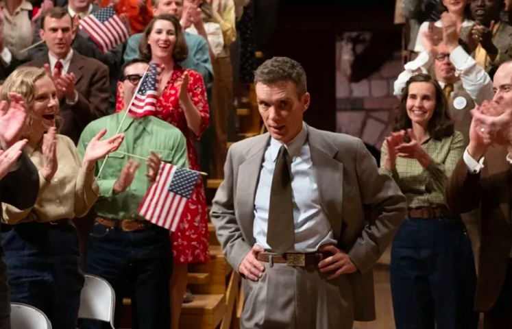 Numa cena ambientada em 1945, J. Robert Oppenheimer (interpretado por Cillian Murphy,  Oscar de Melhor Ator) está no meio de uma multidão que agita bandeiras americanas. Mas há um porém.
