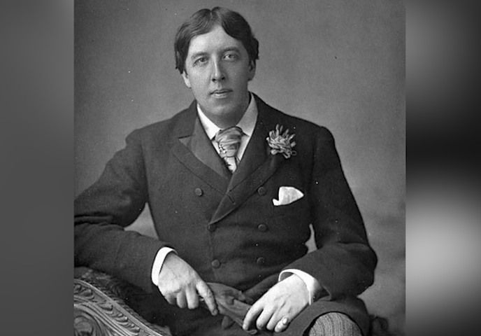 Filho de intelectuais, Wilde desde jovem aprendeu francês e alemão. Formou-se com louvor em Dublin e depois em Oxford, na Inglaterra. Alcançou sucesso com peças que lotavam os teatros. 