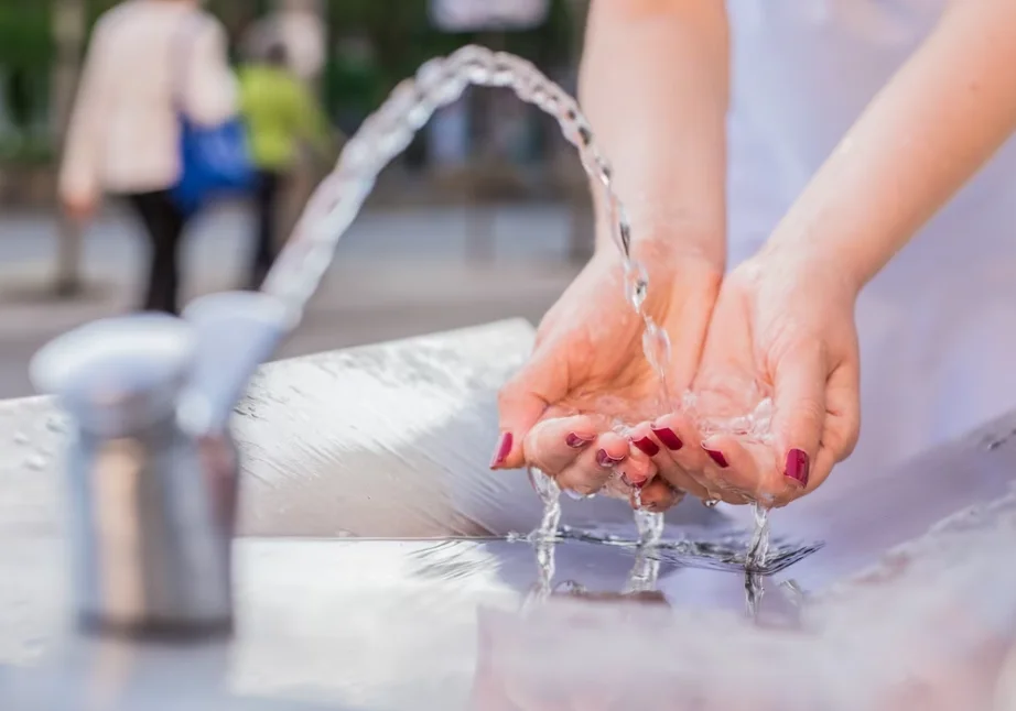 Com o problema da escassez de água, a cidade precisou buscar soluções para amenizá-la. 