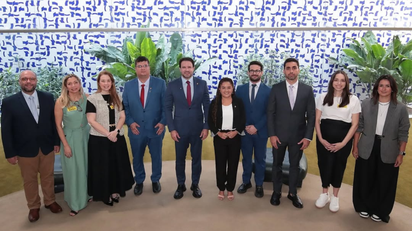 Estão presentes na foto: O presidente do CMFor, Leo Couto; o líder da gestão Municipal, vereador Bruno Mesquita (PSD); a procuradora da Mulher, vereadora Professora Adriana Almeida (PT); o diretor-geral, Emanuel Ângelo; o chefe de gabinete da presidência, George Bezerra; e os coordenadores de Tecnologia da Informação (TI), Henrique Mota, de Comunicação, Moema Soares, e de Cerimonial, Marina Fiuza.