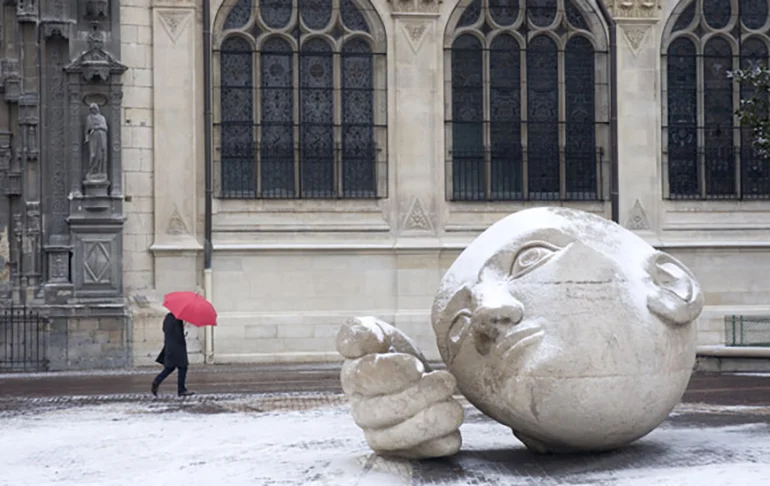 O Ouvinte (L'Ecoute) -  França - Esculpida em 1986 por Henri Miller , está instalada perto da Igreja St. Eustache, na Place René Cassins, em Paris. E representa um homem de fisionomia calma, que se apoia sobre a mão para ouvir quem passa.