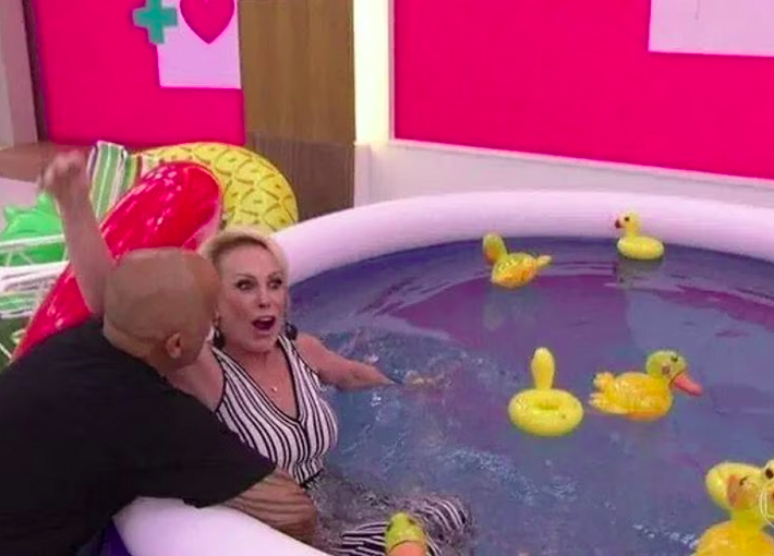 O envolvimento de Ana Maria com os hits do momento é grande. Em 2019, a apresentadora simplesmente mergulhou em uma piscina de plástico em pleno programa ao vivo, junto com os netos, para celebrar a música Piscininha amor, que bombou naquele verão. E detalhe: Ana Maria foi de roupa e tudo! 