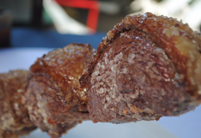 No preparo do churrasco, usa-se, principalmente, fraldinha, alcatra e picanha, além de linguiça, com sal grosso.