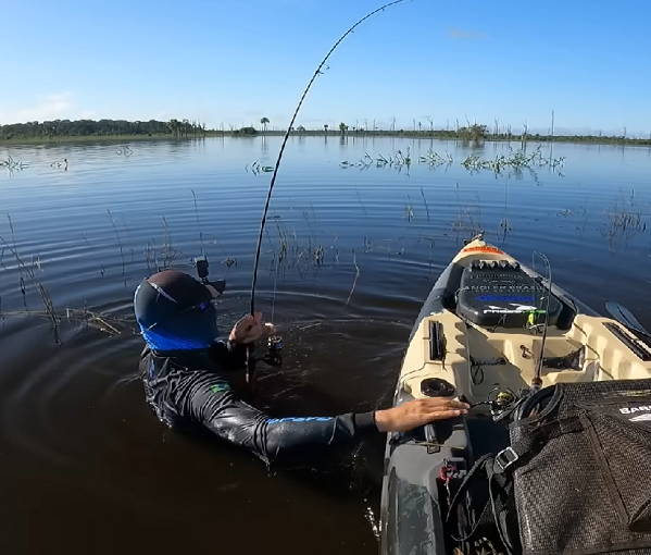 Ele estava sozinho, num barco pequeno. As imagens foram gravadas em um rio da Amazônia, em Rondônia. Segundo Baca, essa foi a “maior batalha de sua vida”.