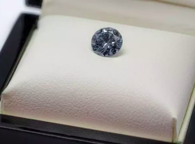 E não é possível fazer só vinis com as cinzas de falecidos. Na Suíça, um homem de 37 anos garantiu que seus restos se transformem em um diamante.