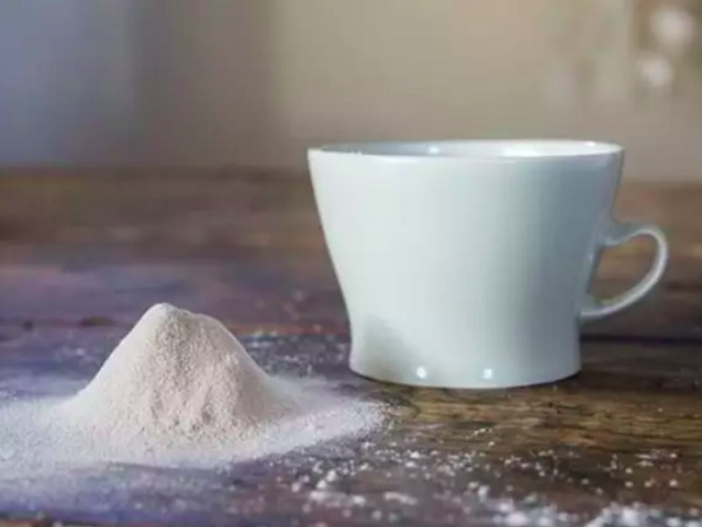 A linha de produtos da empresa de Crowe produz vasos, joias, luminárias, velas e até canecas de café.