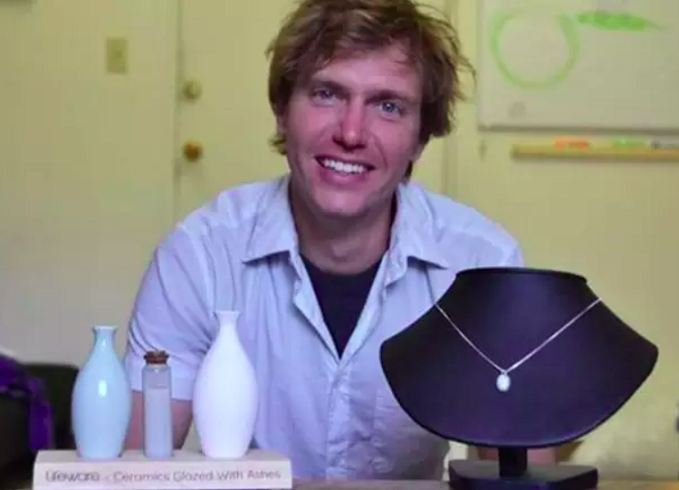 Em Santa Fé, nos Estados Unidos, Justin Crowe, usa cinzas de cremação como matéria-prima para produzir cerâmica.