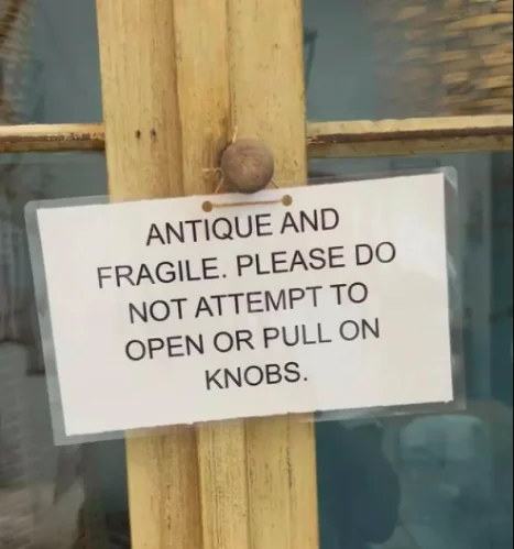 Em outro caso recente, uma casa alugada pelo Airbnb em Wimberley, Texas, viralizou no TikTok por ter uma quantidade excessiva de avisos para que o inquilino tenha cuidado com os móveis, paredes e mesas, entre outros objetos.