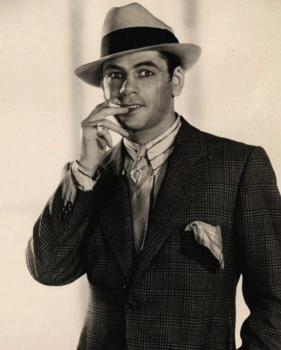  O filme dirigido por Brian de Palma e estrelado por Al Pacino fez tanto sucesso que fez muita gente esquecer que existiu um original, Scarface: A Vergonha de uma Nação, lançado em 1932. Inclusive, há algum tempo vem sendo ventilado mais um remake de Scarface.