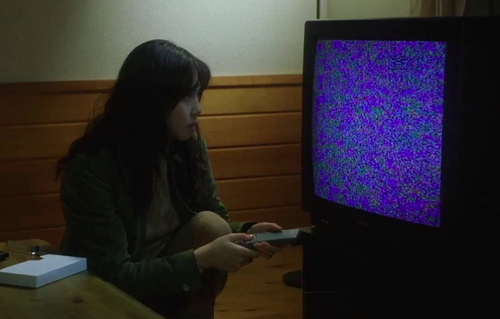 O terror protagonizado por Naomi Watts foi uma verdadeira febre das locadoras no início dos anos 2000, mas sim, ele é um remake do japonês “Ring: O Chamado”.