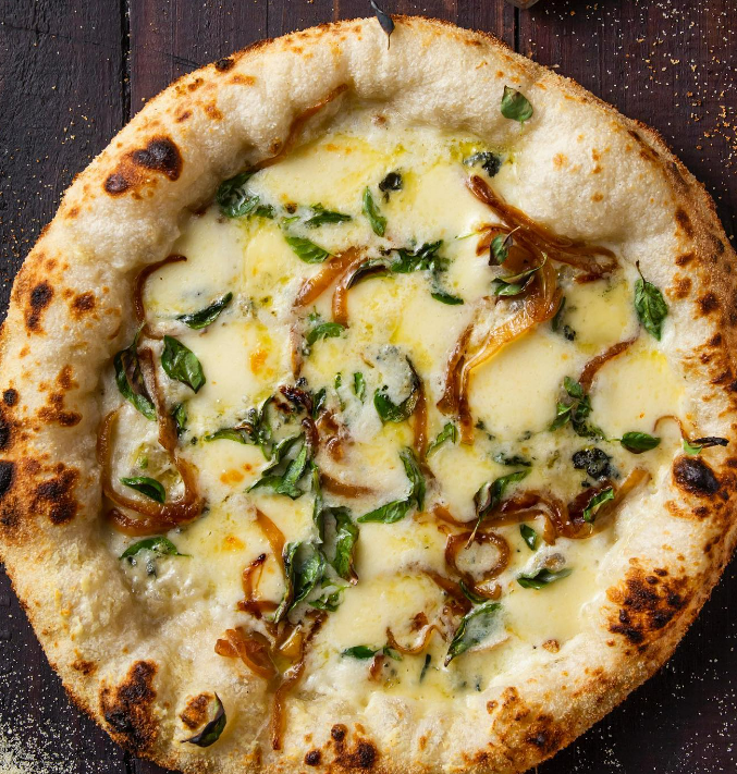 Há 12 anos, Zanuto tem comandado o espaço e o início não foi tão planejado, uma vez que tinha outros planos para a carreira. Ele herdou a pizzaria do padrasto. 