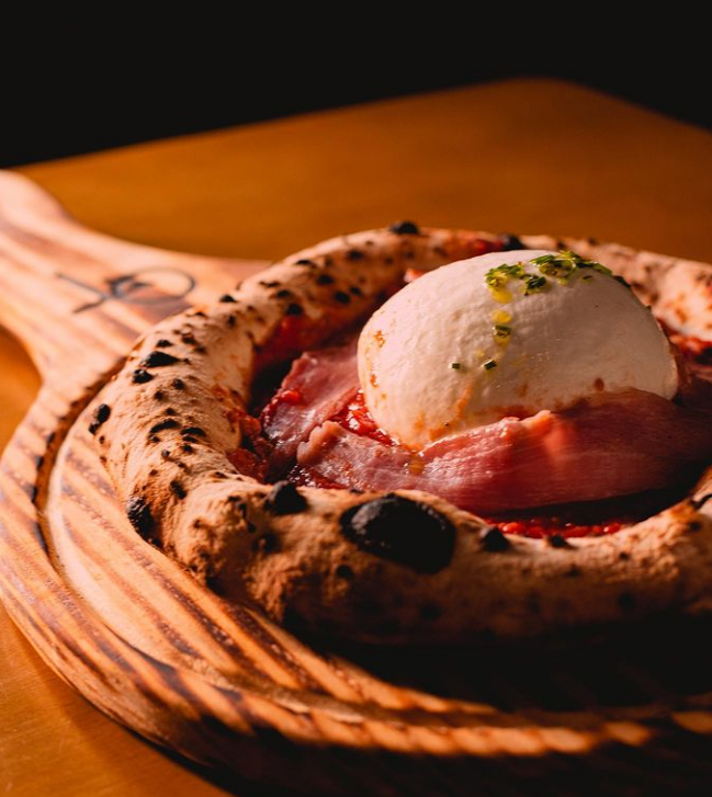 A QT Pizza Bar foi inaugurada em 2019. Os criadores são Matheus Ramos, de 33 anos, e Bruna Pires, de 32.