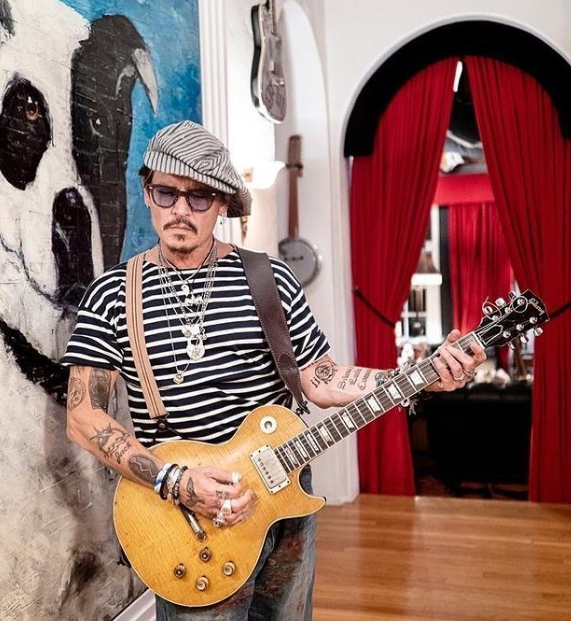 Só que, meses mais tarde , Depp - que chegou a perder o papel na continuação da saga - foi vitorioso no processo,  já que a Justiça considerou que as denúncias contra ele eram infundadas. 