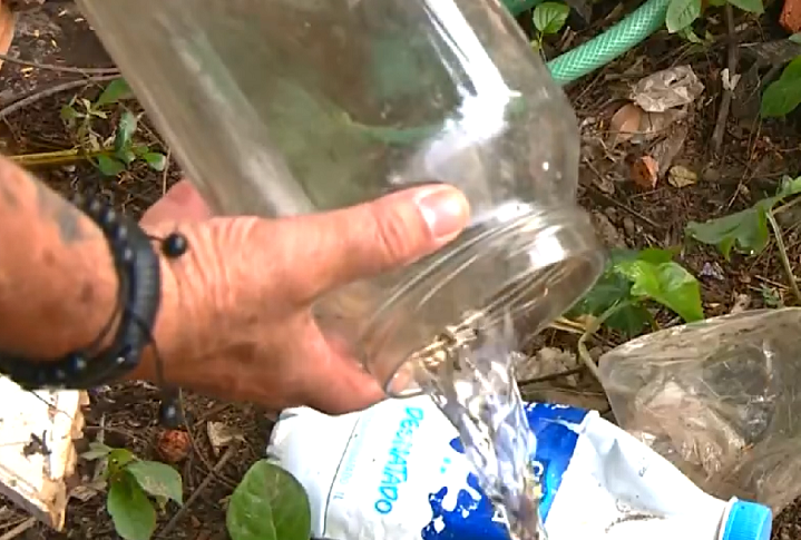 As pessoas devem evitar o acúmulo de água de qualquer natureza, seja em vasos, pratos, tampinhas, reservatórios, etc. Um lugar onde poucos olham, mas costuma acumular água, é atrás da geladeira, naquele recipiente que fica na parte de baixo.