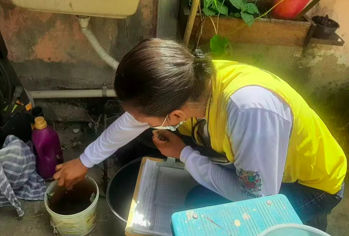 As autoridades de saúde e os cientistas, porém, alertaram que o fato de dispor de um recurso que impede o avanço da doença não deve causar um relaxamento na população. Ou seja, todos devem manter as medidas de prevenção, contribuindo para que a cidade seja um ambiente adequado contra ameaças de surto.