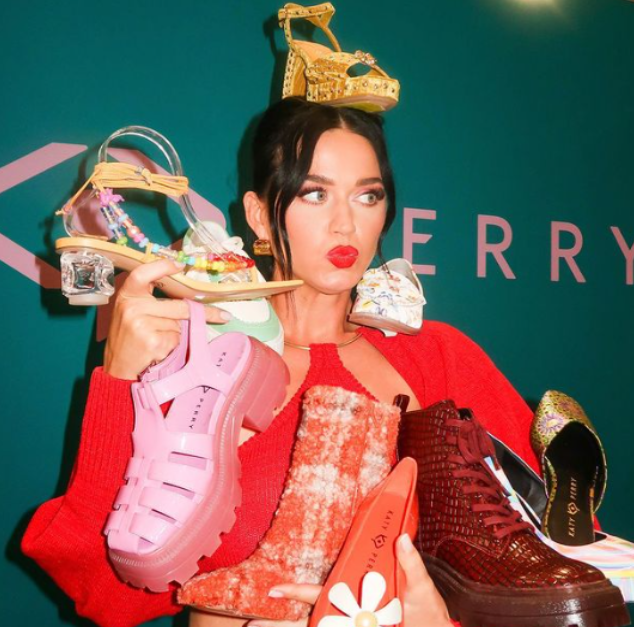 Katy Perry - A cantora americana, nascida em 25/10/1984, se chama Katheryn Elizabeth Hudson. Para evitar confusões com a atriz Kate Hudson e garantir identidade própria, Katy (apelido) adotou o sobrenome Perry, nome de solteira de sua mãe. 