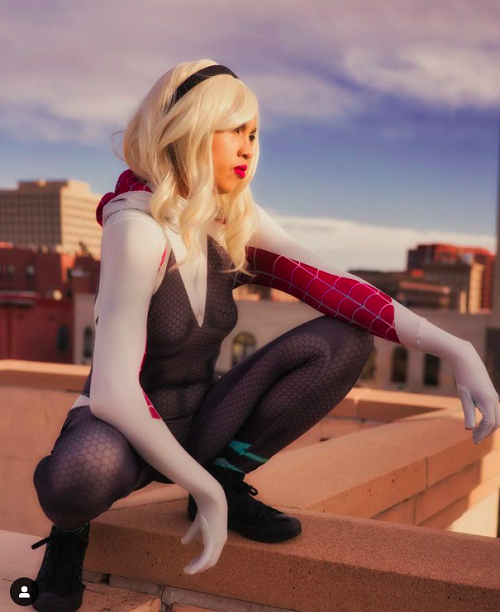 A “Mulher-gato” também já se fantasiou de Lara Croft, da série de jogos Tomb Raider e até de Gwen Stacey – a “Mulher-Aranha” – em outras oportunidades.