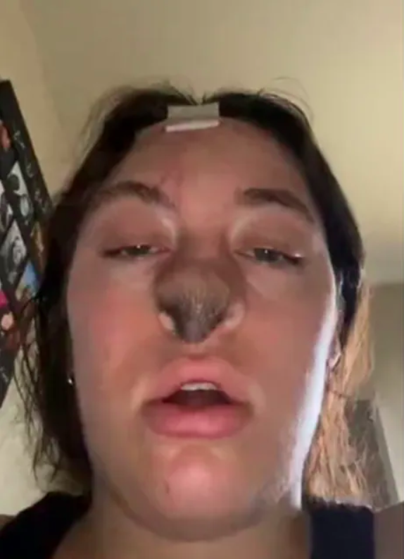 Desde que começou a situação bizarra, ela vem compartilhando os detalhes no TikTok. Um dos vídeos já alcançou quase 9 milhões de visualizações!