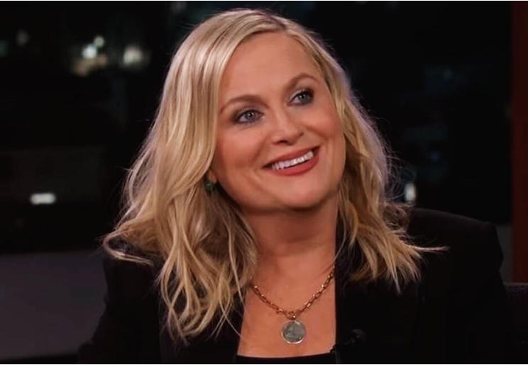 Amy foi diagnosticada com apneia do sono, quando a pessoa para de respirar por alguns segundos e acaba ficando ofegante. O médico prescreveu uma máquina CPAP para estabilizar sua respiração enquanto dorme.