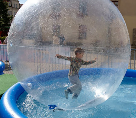 Até mesmo em piscinas plásticas as bolhas grandalhonas fazem sucesso. Crianças se divertem fazendo peripécias dentro das bolhas infláveis.