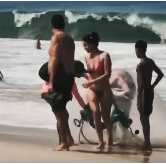 E ali a bolha foi aberta para a retirada do homem e da mulher. O alívio foi grande . E o episódio serviu de exemplo para que esse tipo de diversão não aconteça nas praias. 