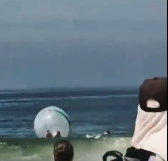 Mas o homem que segurava a engenhoca com o casal dentro não sabia nadar, começou a se afogar e soltou a corda, deixando o casal à deriva. 