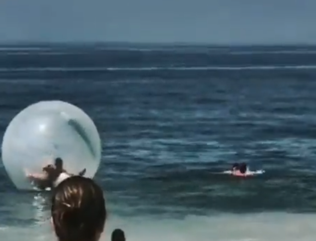 Os guarda-vidas também para se apressaram para salvar o homem responsável pela bolha inflável, já que ele não sabia nadar