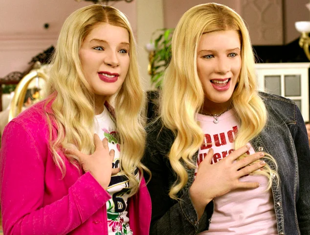 “As Branquelas” (2004): Quem não se lembra da clássica cena de Latrell (Terry Crews) cantando no carro, em As Branquelas? O filme se tornou um queridinho dos brasileiros e continua amado até hoje!