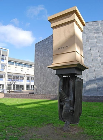 Charles La Trobe - Austrália - Exposta em frente à Universidade La Trobe, em Bundoora, homenageia o fundador da Universidade de Melbourne. O autor disse que as faculdades devem surtir esse efeito nos estudantes: virar as ideias de cabeça pra baixo. 