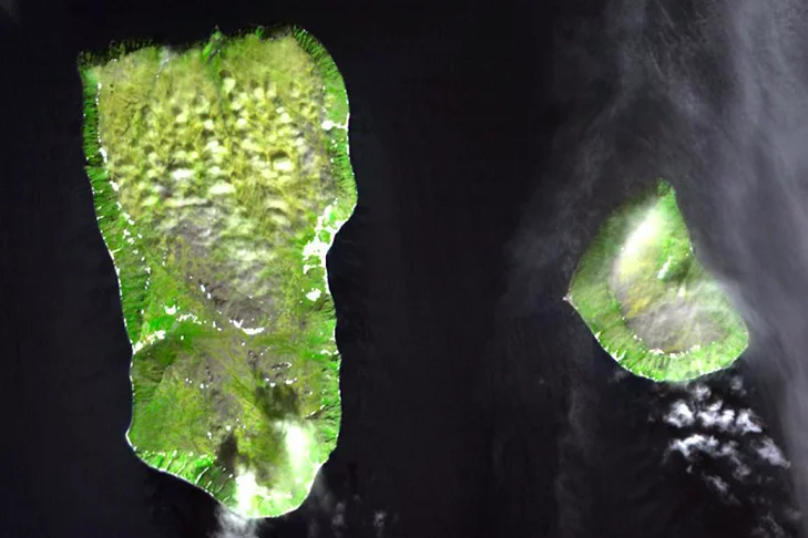 E essa é só uma das curiosidades das Ilhas Diomedes, um arquipélago formado por duas ilhas (uma grande e uma pequena) rochosas localizadas no Estreito de Bering, entre a Rússia e os Estados Unidos. 