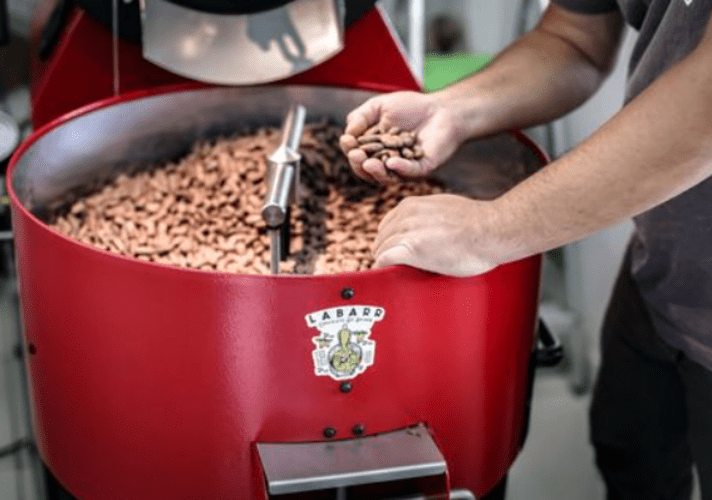 Ela diz que começou testando receitas em casa e levou para o empreendimento. A equipe novos chocolates seguindo sugestões de clientes.