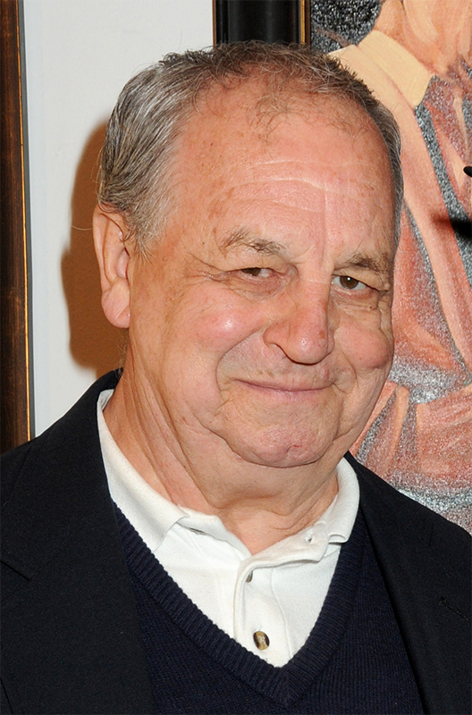 Paul Dooley - 97 anos - É ator e autor, conhecido pelo seu trabalho em O Vencedor (1979), Hairspray: Em Busca da Fama (2007) e Gatinhas e Gatões (1984).