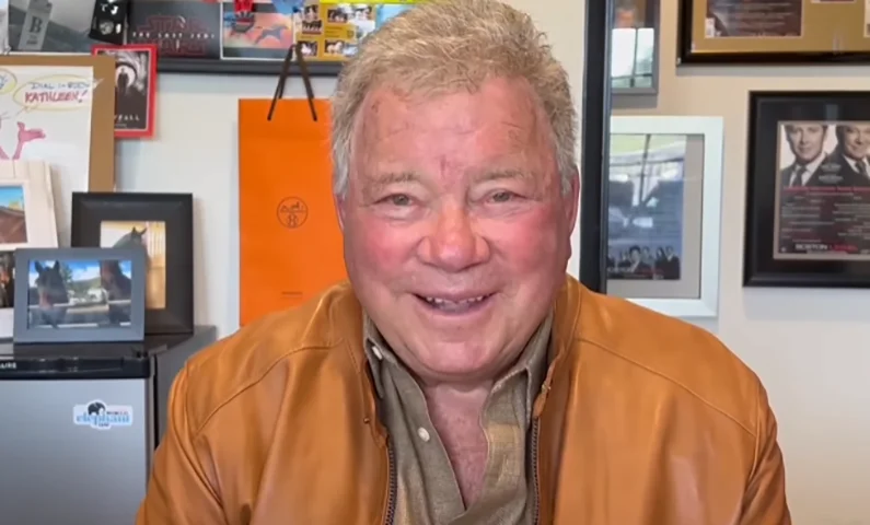William Shatner  - 94 anos - Seu maior e mais marcante papel da carreira foi o capitão James T. Kirk, da nave Enterprise, na saga Star Trek. Além disso, o canadense já trabalhou como escritor, produtor, diretor e músico.