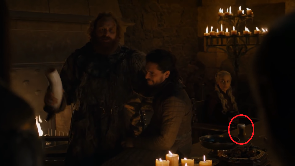 Viagem do tempo em “Game of Thrones”: Embora não seja em filme, um erro que ficou famoso nas redes sociais foi um copo da cafeteria “Starbucks” que surgiu em uma cena da série Game of Thrones. A série era conhecida pelo seu valor de produção altíssimo e deu esse vacilo! Os fãs não perdoaram!