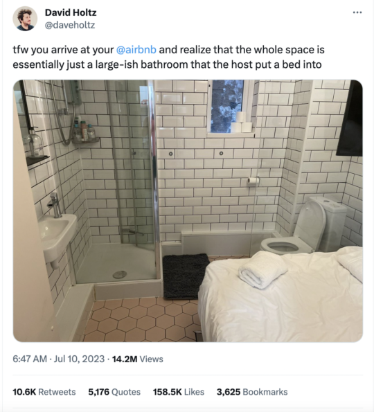 As fotos do anúncio mostravam uma cama em um quarto pequeno, mas Holtz não percebeu que o banheiro ficava ao lado da cama.