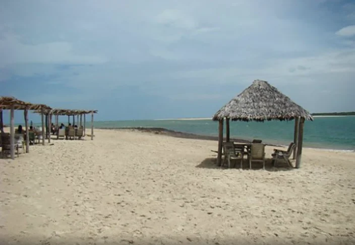 Como a maior parte do território fica no interior, o Piauí tem o menor litoral brasileiro: apenas 66 km. Mas são praias bonitas no Oceano Atlântico. Entre elas, a Praia de Macapá, em Luis Correia, formada entre a foz do rio Macapá e o mar aberto. Uma piscina natural entre bancos de areia. 