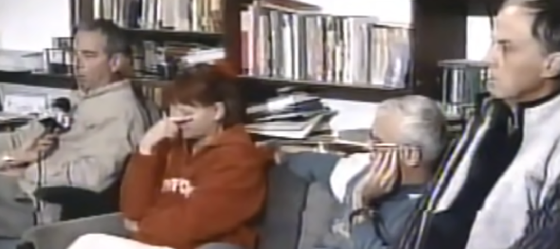 A família de Ilan estava atônita. O pai se preparava para uma entrevista (na foto, com microfone) quando viu as imagens da explosão. Sobrevivente do Holocausto, ele vivia mais uma tragédia pessoal. 