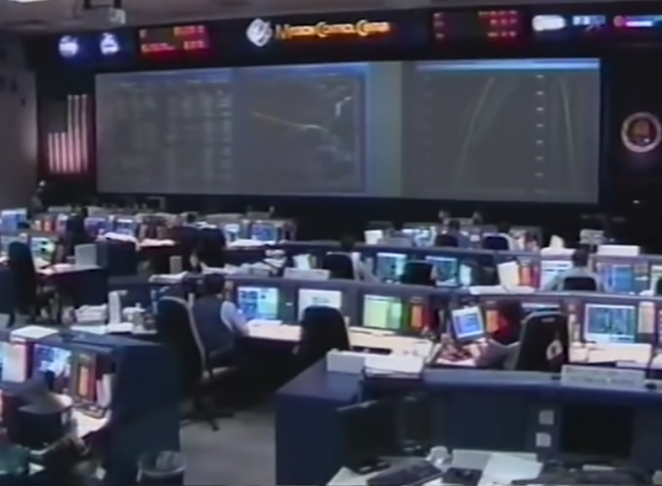 Dezesseis minutos antes do pouso, eles informaram ao centro de controle em terra que havia um problema com um dos instrumentos no painel de comando. Foi o último contato da tripulação com a Nasa. 