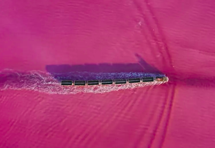 Quando o trem percorre os trilhos, parece que ele está flutuando sobre as águas.