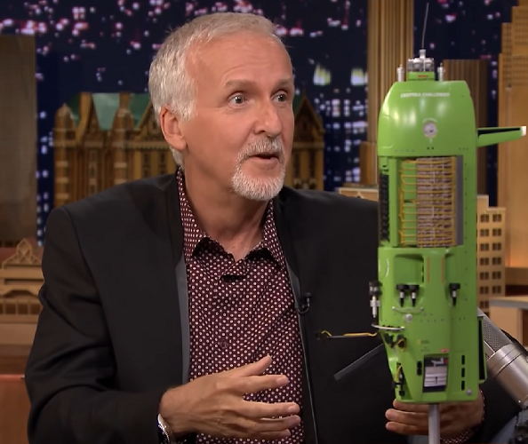 Antes mesmo de se tornar diretor, Cameron já era mergulhador. Numa façanha imprressionante, ele mergulhou sozinho até o fundo da Fossa das Marianas, local conhecido como o mais profundo dos oceanos, a quase 11 km abaixo da superfície.