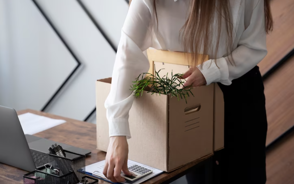 No trabalho, a emissão de atestado falso é passível de demissão por justa causa.