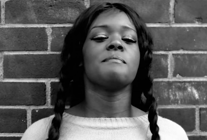 Banks citou um irmão trans que sofreu abusos da mãe, levando a traumas e tentativas de suicídio, defendendo que o desconforto com o corpo é uma questão espiritual, não mental.