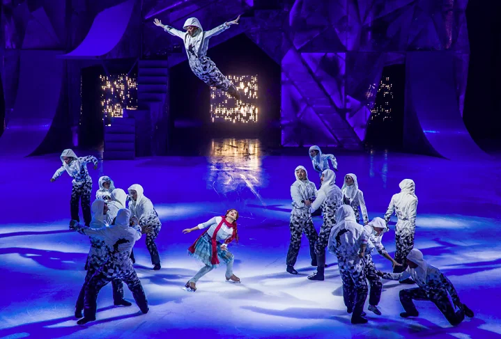 O espetáculo inclui patinação sincronizada e manobras livres, juntamente com clássicas acrobacias circenses, como trapézio e movimentos de mão a mão.