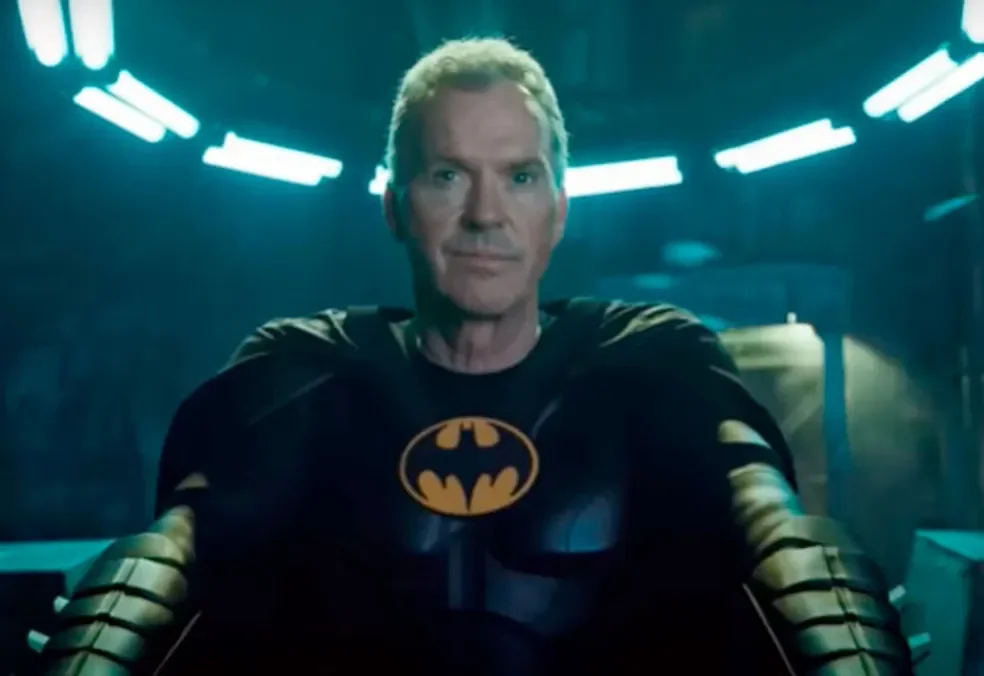 Keaton chegou a ser convidado para reprisar o papel em Batman Forever, mas declinou após a saída de Burton do projeto. Assim, o ator também estava insatisfeito com o valor oferecido pelo estúdio, sendo então substituído por Val Kilmer.