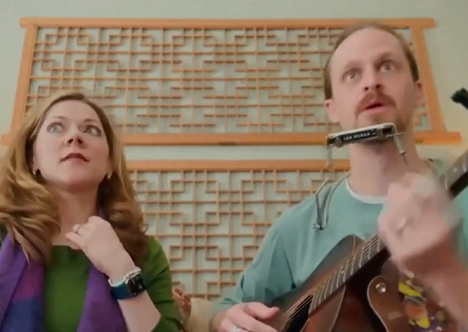 Um casal estava tocando violão e tomou um susto no momento da “explosão”.