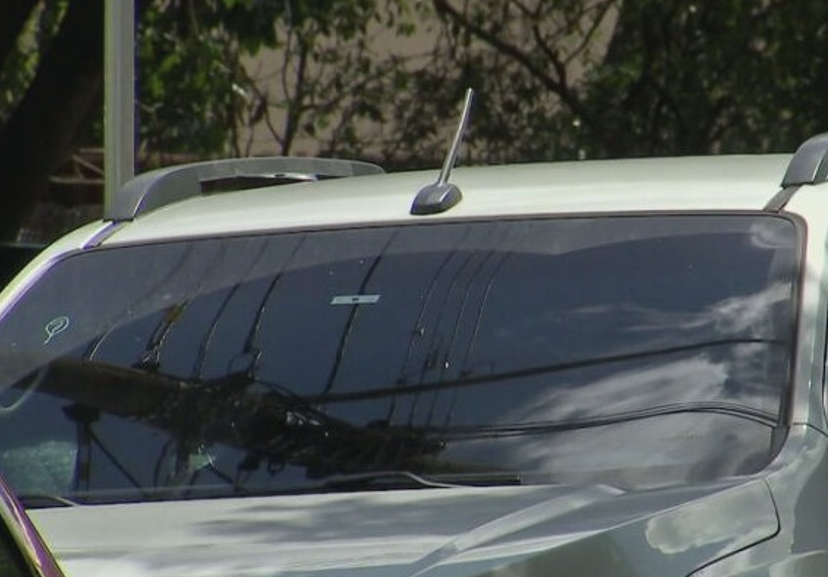 A película mais forte também ajuda a evitar o estilhaçamento em caso de acidente com o carro. 