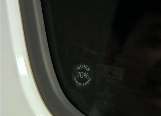 Além de seguir a regra da transparência da película, o motorista deve verificar se a empresa colocou um selo que especifica o percentual. Tem que ficar visível para os fiscais. 