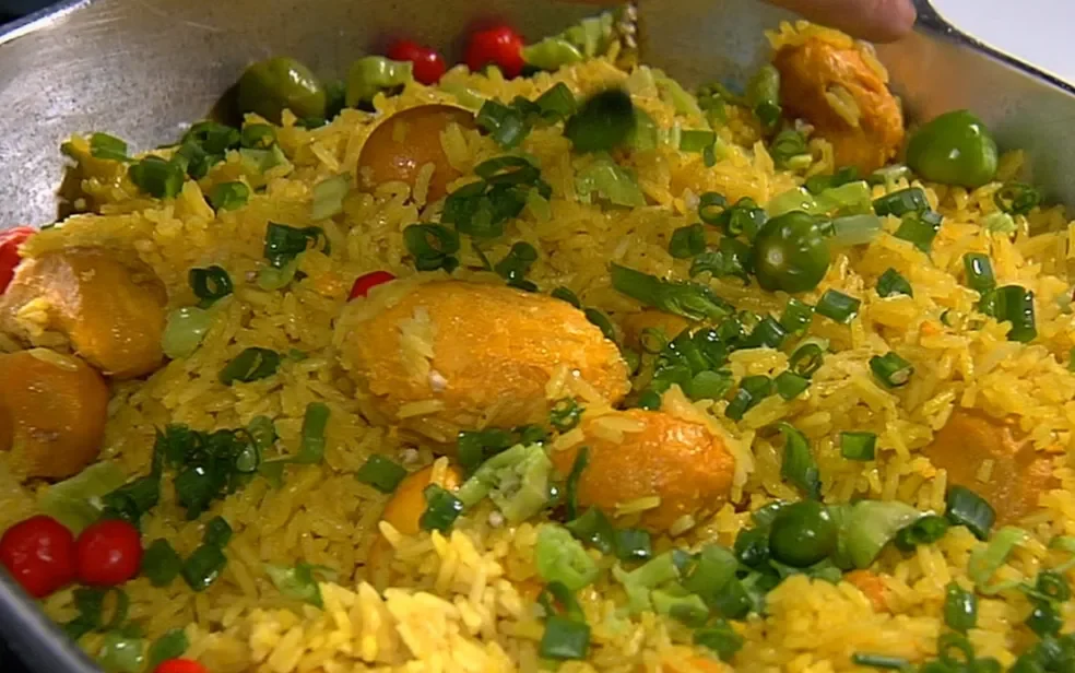 2. Arroz com pequi (nota 3,1): Tradicional no estado de Goiás, o arroz com pequi é um prato brasileiro com sabor marcante. A fruta usada ao lado do arroz também recebe outros temperos que dão sabor ao prato.