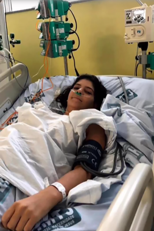 Outros exames acabaram por mostrar que ela estava com um coágulo provocado por bactérias no coração. Gabriela foi intubada e ficou na UTI, em coma induzido. 
